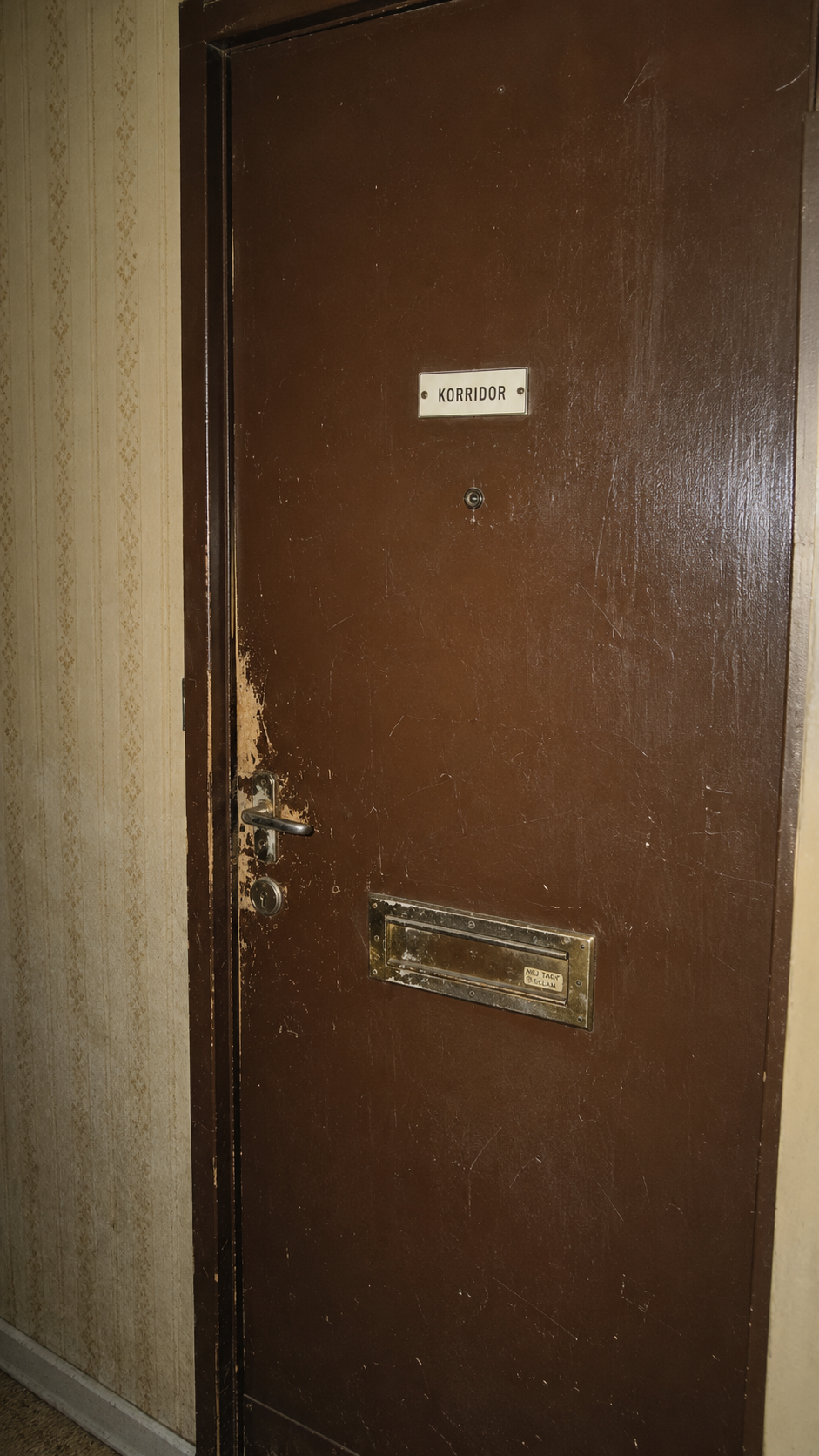 Recovered door photograph labelled KORRIDOR.