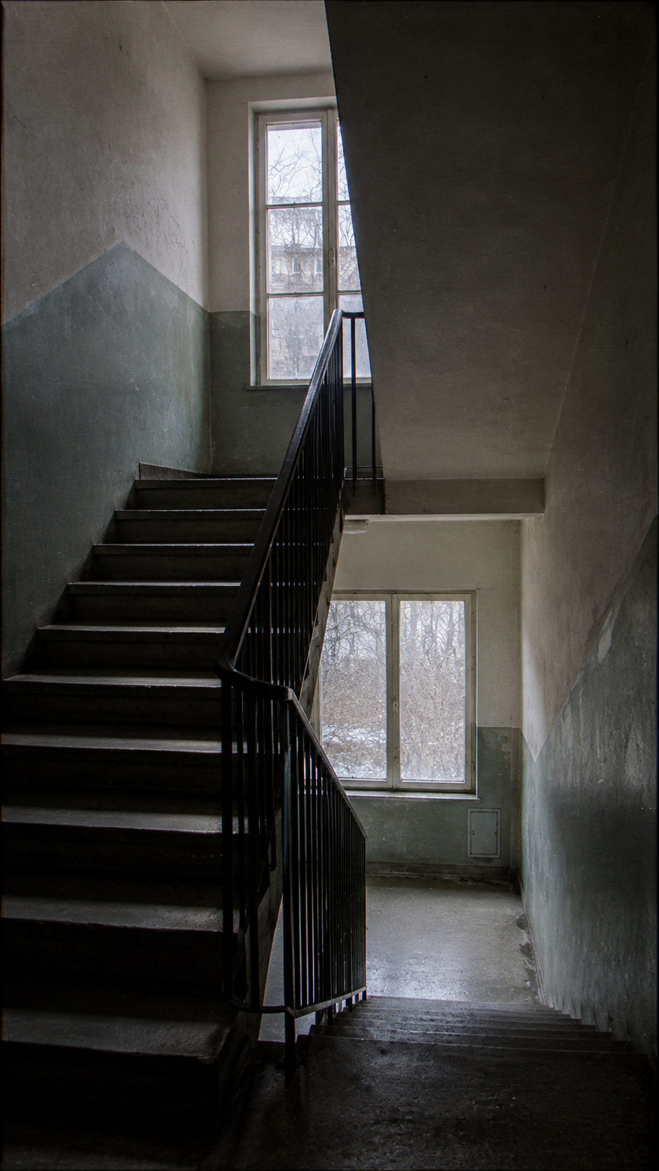 Recovered stairwell image with unverified location metadata.